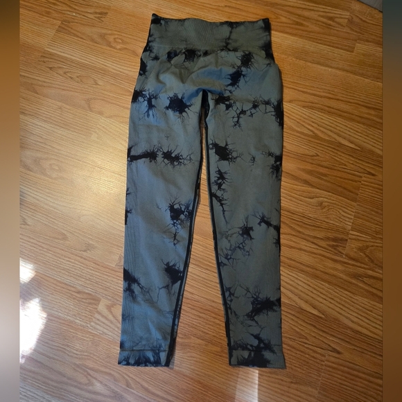 Black and Gray Tie-Dye Ribbed Leggings - Picture 1 of 5
